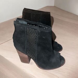 ✨Gianni Bini Schools Out Suede Peep Toe Black Sz 6 Bootie✨